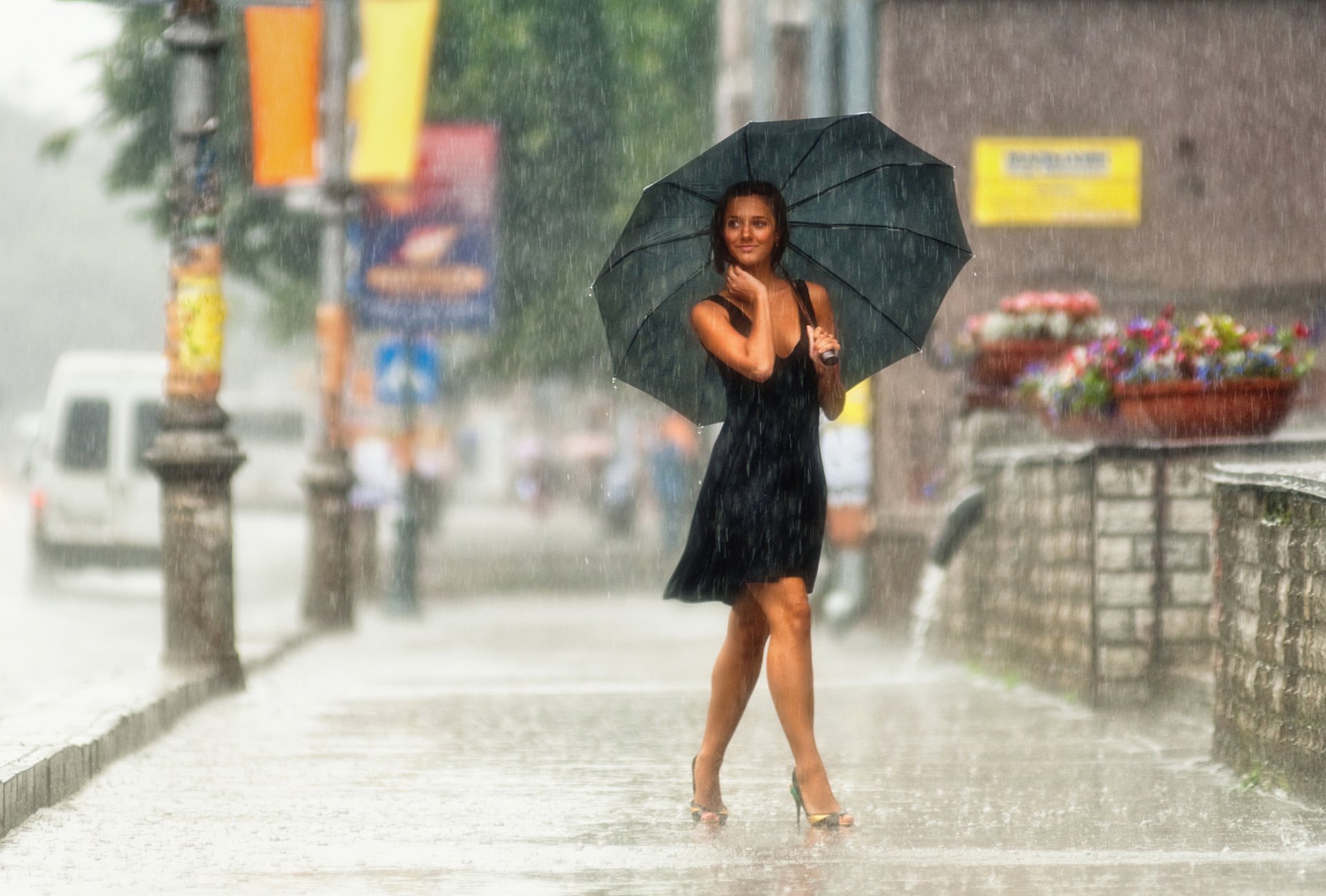 lluvia ciudad calle estado de ánimo chica sonrisa foto enfoque belleza morena pies pies caminar paraguas zapatos vestido estado de ánimo fondo de pantalla hd