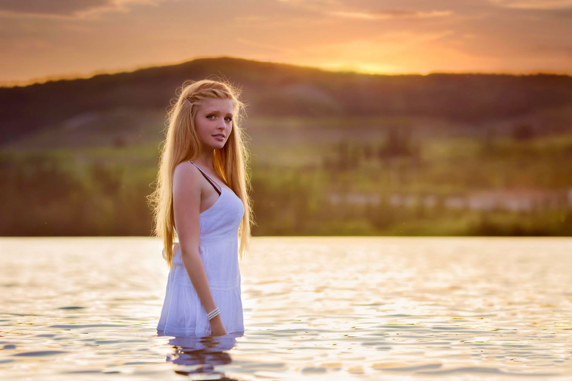 rosalie ragazza in acqua sfondo natura paesaggio