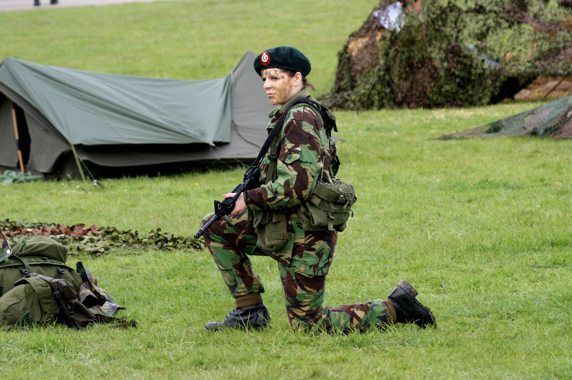 mädchen soldat uniform waffe ausrüstung gras zelt lager