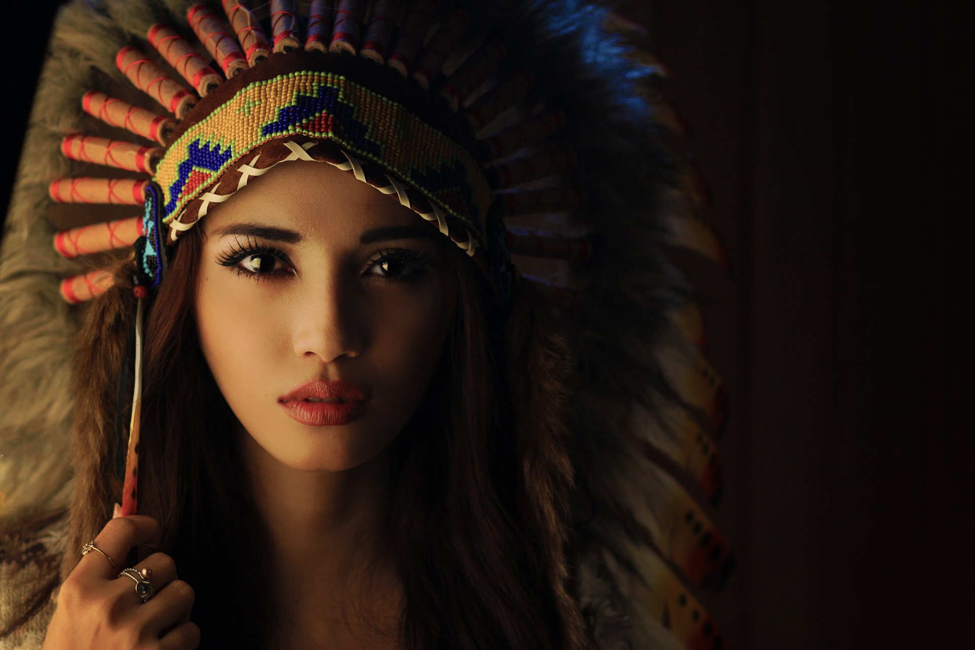 chica morena maquillaje tocado indio