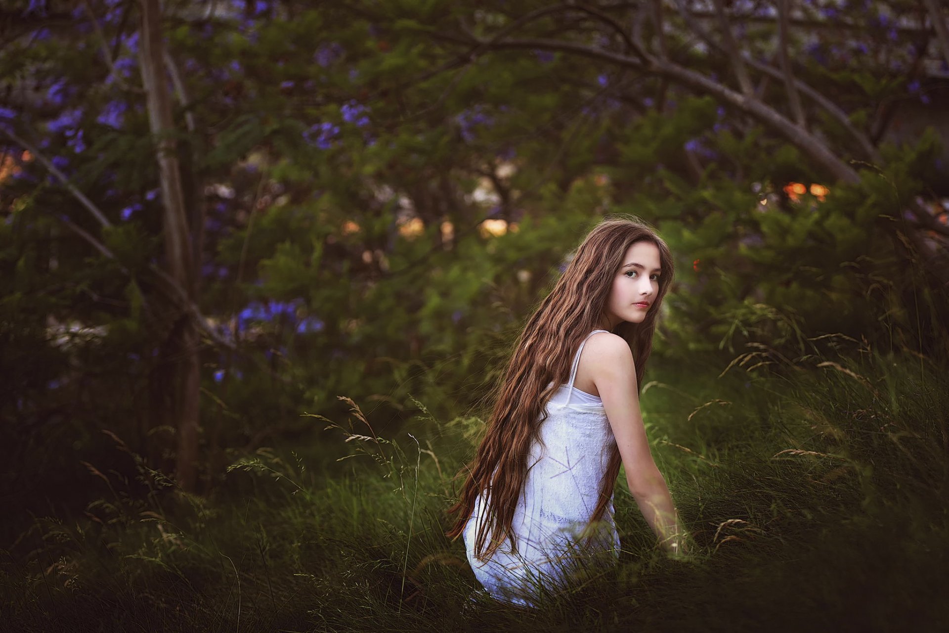 chica adolescente pelo largo mirada naturaleza