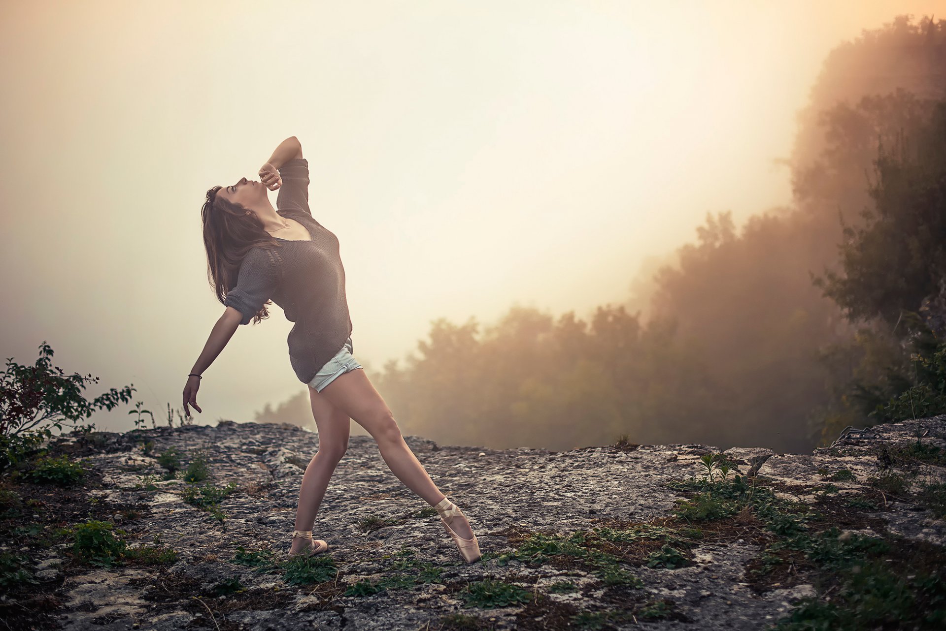 ballerine pointe danse mouvement brouillard falaise sur le bord