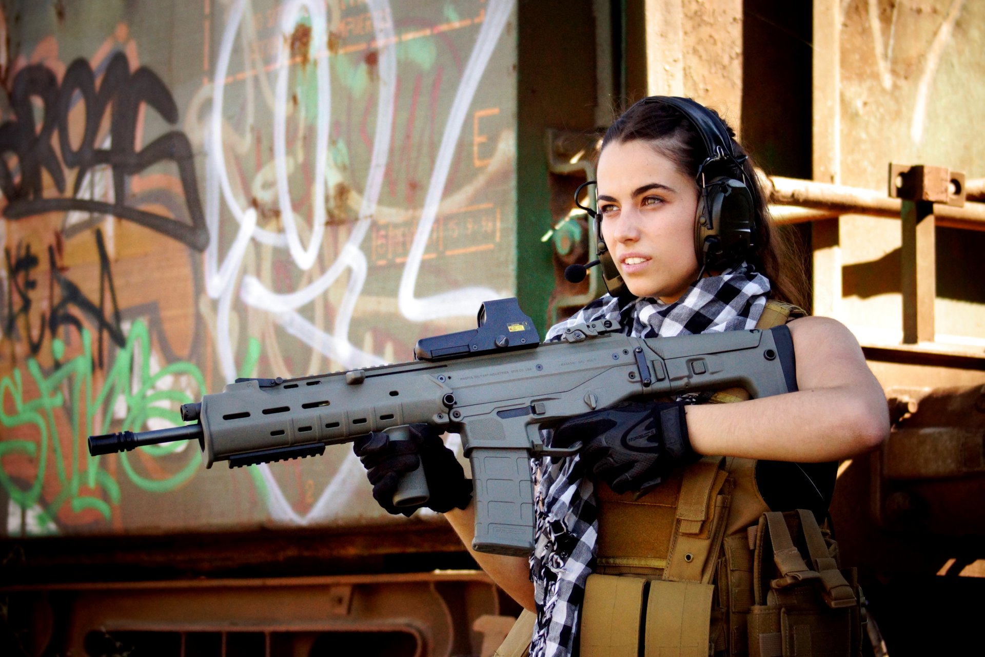soldat fille uniforme arme équipement arrière-plan flou