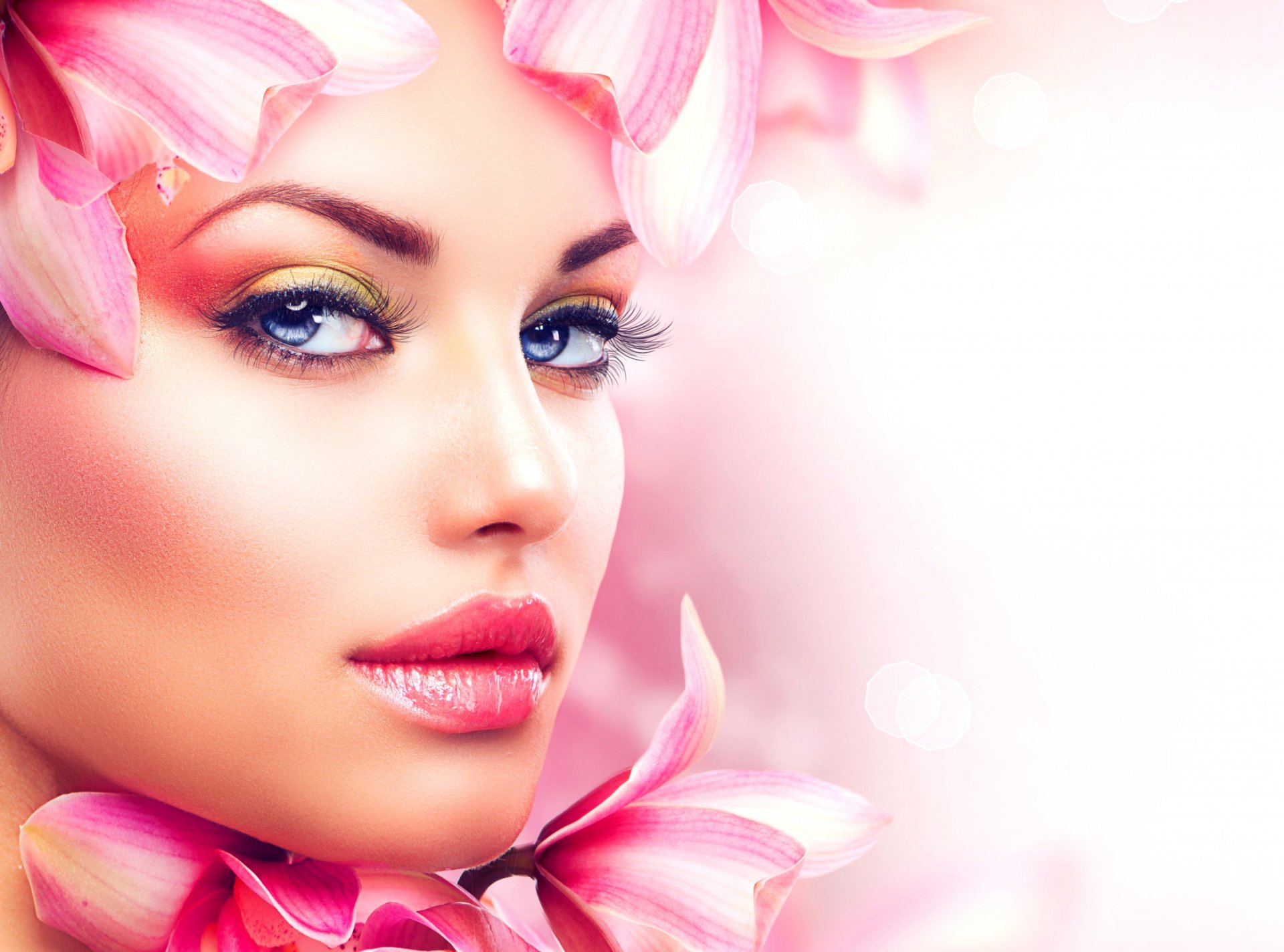 cara maquillaje chica pétalos labios mirada