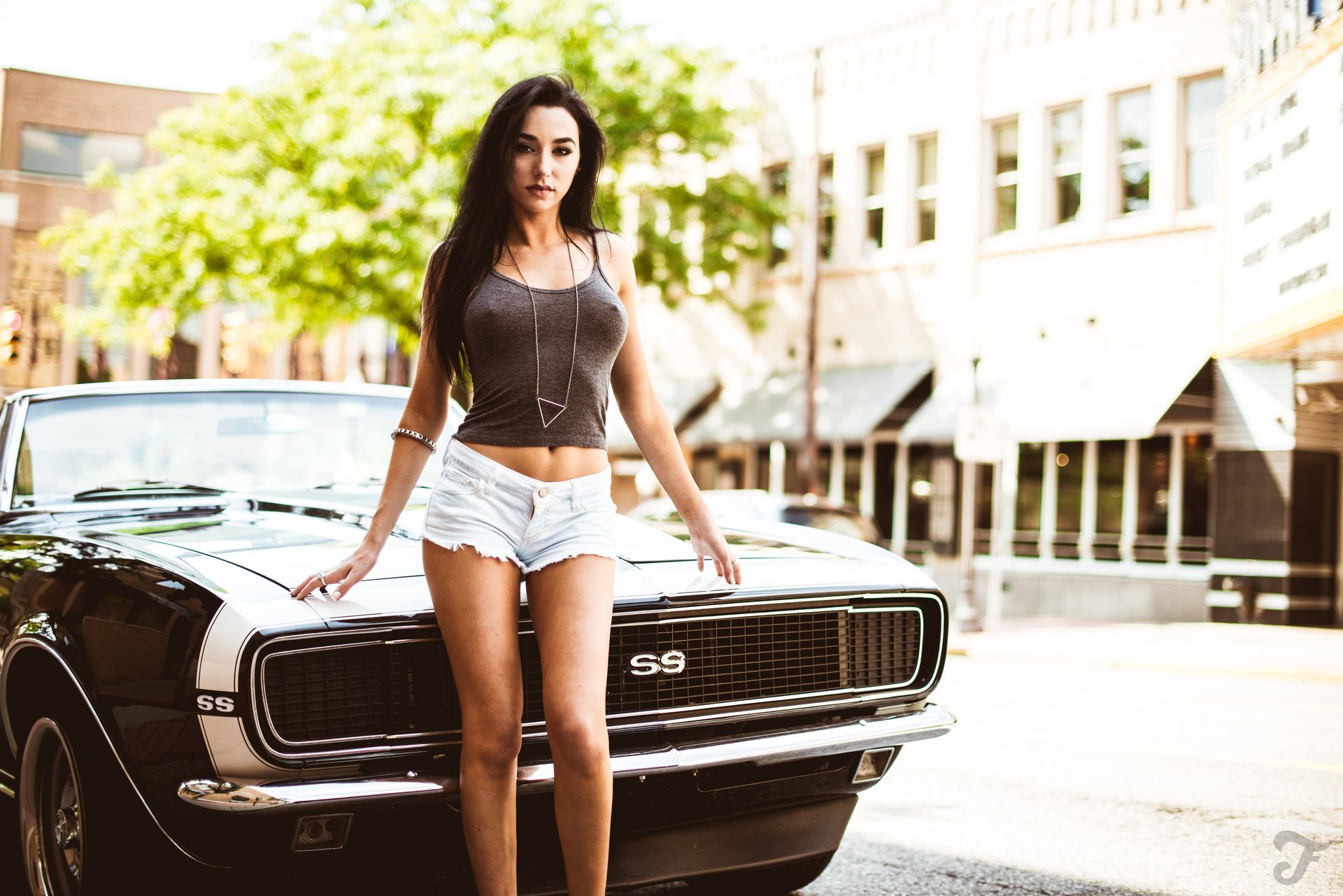 jacqlyn b chica morena chevrolet camaro ss negro coche del músculo