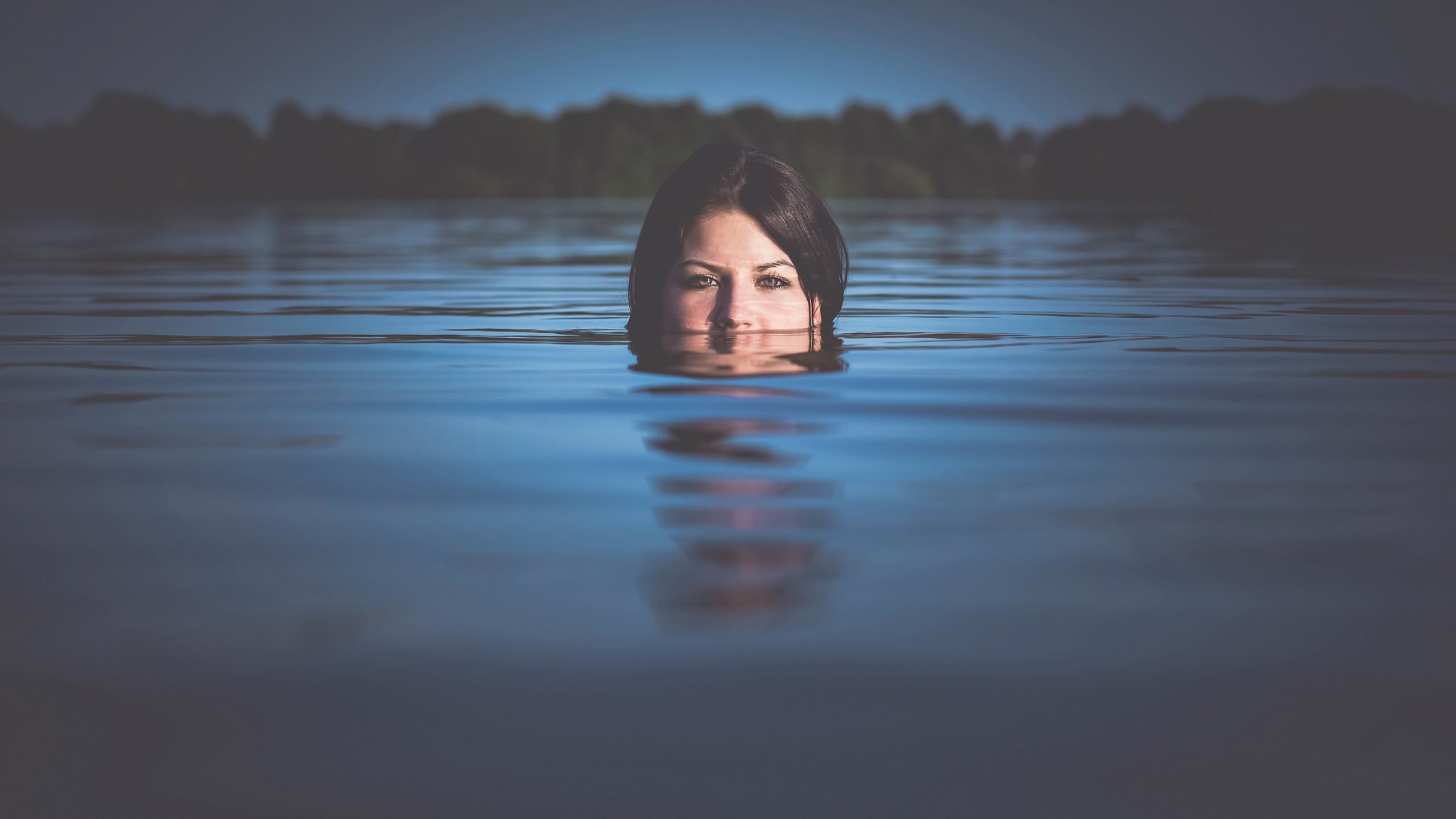 wasser im wasser mädchen schwimmen reflexion