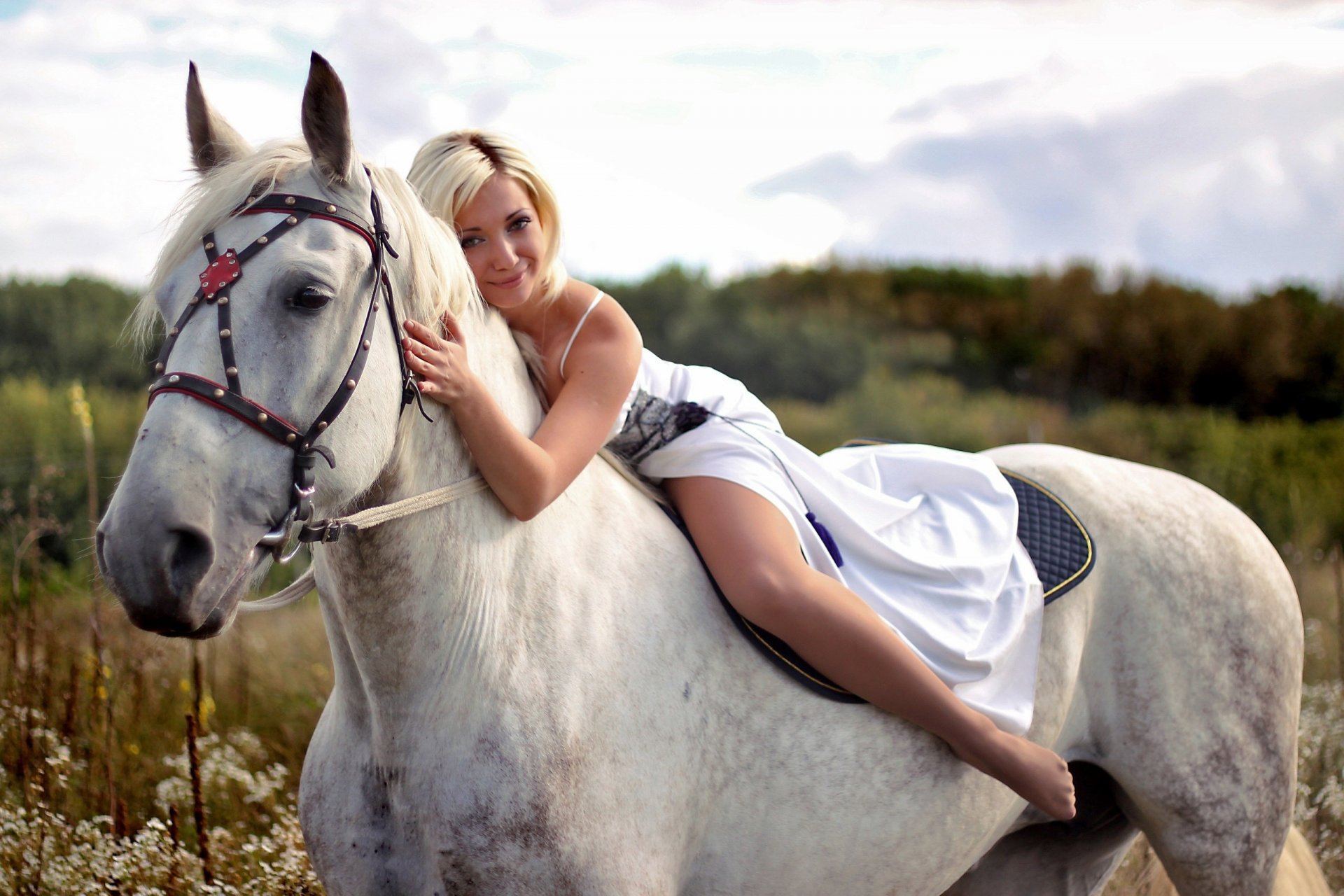 rubia mirada blanco vestido caballo melena cola