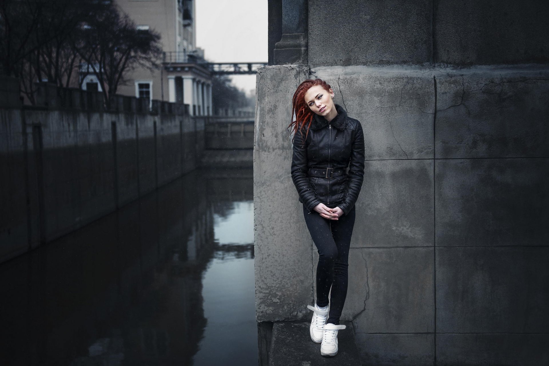 chica natasha pelirroja ciudad chaqueta