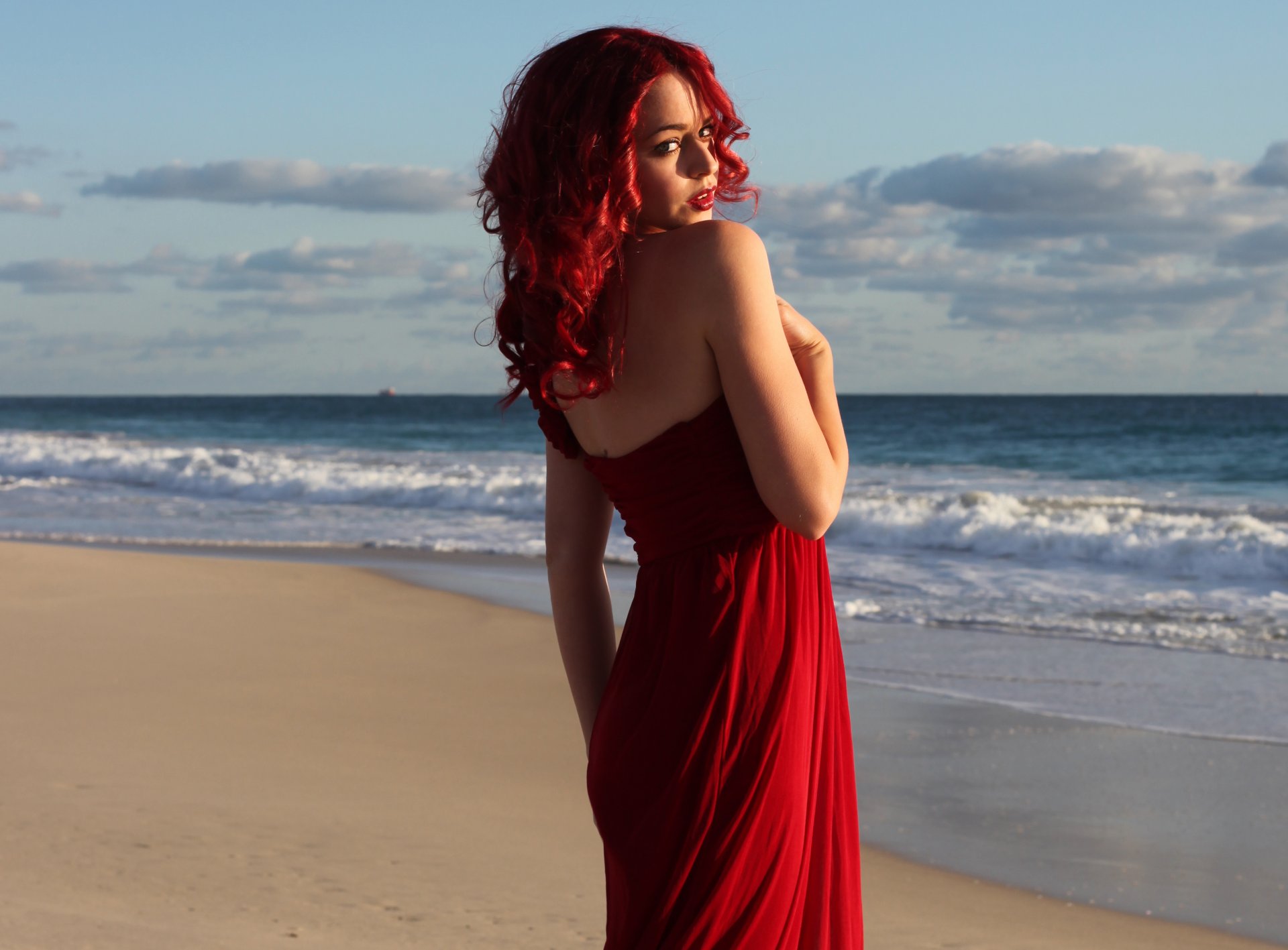mädchen rotes kleid rotes haar gesicht blick meer wellen strand