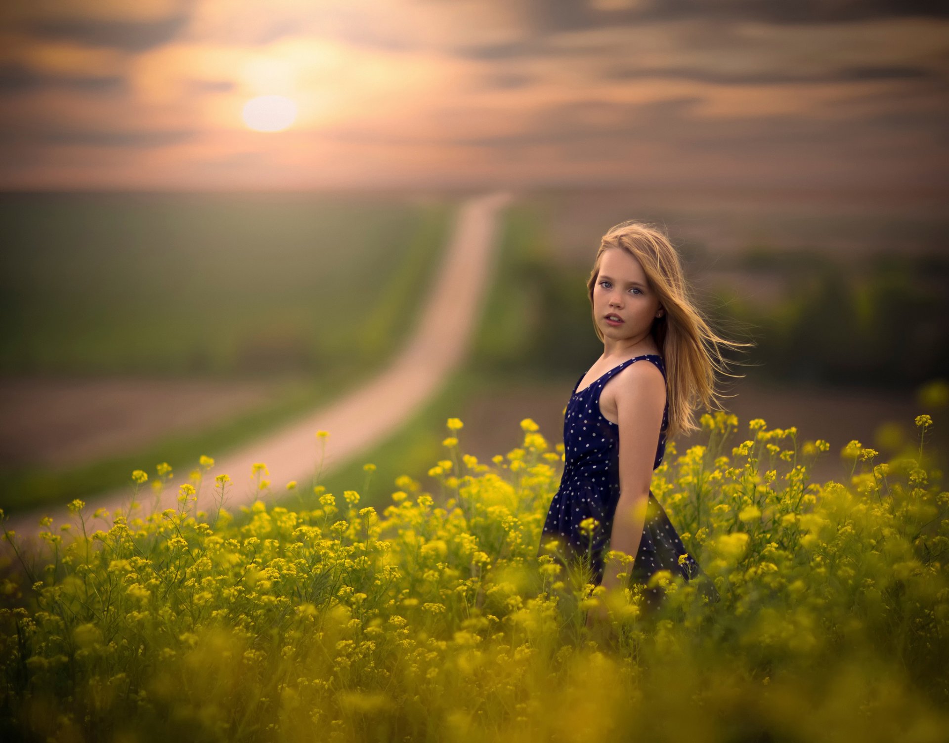 ragazza vento campo strada spazio bokeh