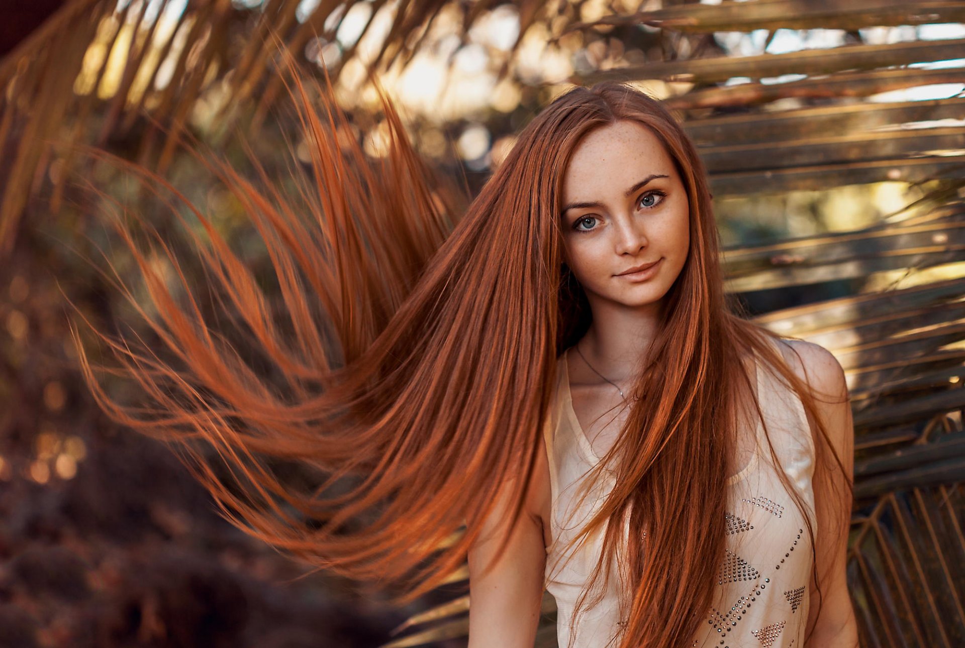 portrait rousse taches de rousseur cheveux