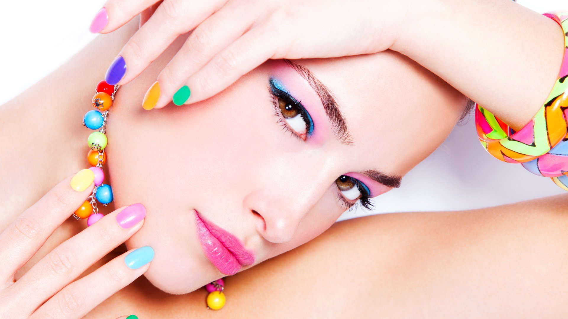 viso perline colore manicure trucco