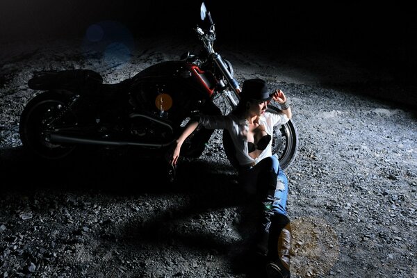 Mädchen mit Motorrad in der Nachtruhe