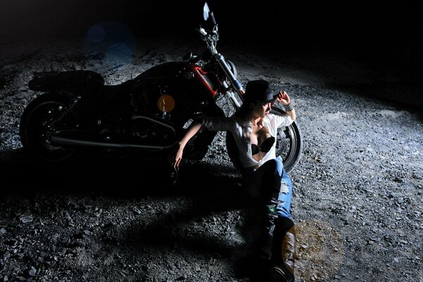 Fille avec une moto dans le silence de la nuit