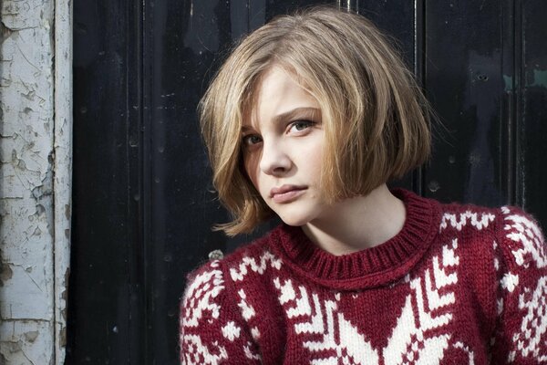 Porträt von Chloe Moretz Foto im roten Pullover
