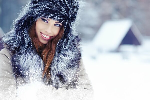 Mädchen mit einem schönen Lächeln im Schnee