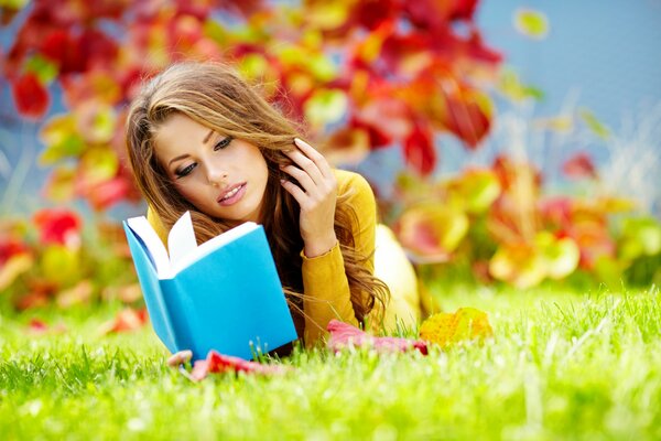 Photo d une jeune fille lisant un livre