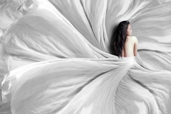 Fille nue sur fond de lit