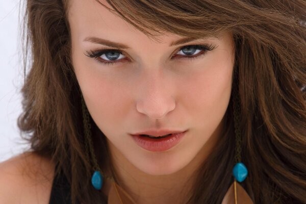 Fille regarde dans le regard plein de feu
