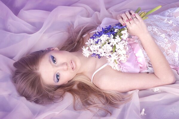 Fille sur la piste avec un bouquet dans les mains