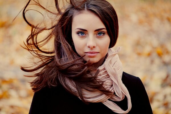 Ragazza in una sciarpa foto d autunno