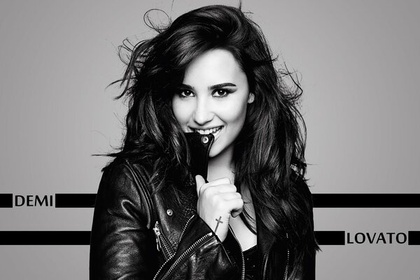 Czarno-biały portret brunetki w skórzanej kurtce, Demi Lovato