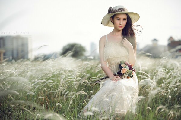 Servizio fotografico di ragazza asiatica aspetto in campo