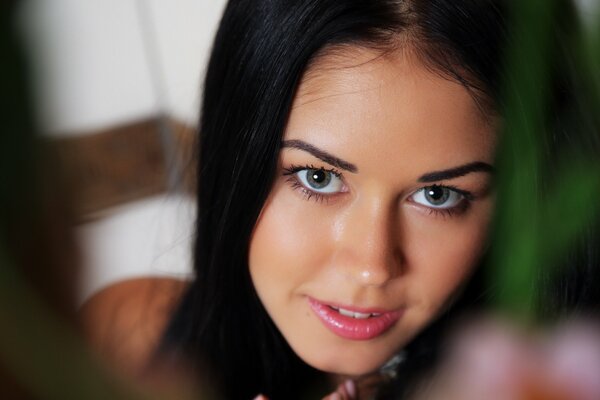 Brunette with a burning sexy look