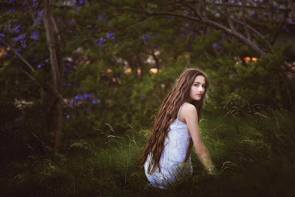 Ragazza carina adolescente sullo sfondo della natura vergine piace con la sua semplicità e ingenuità