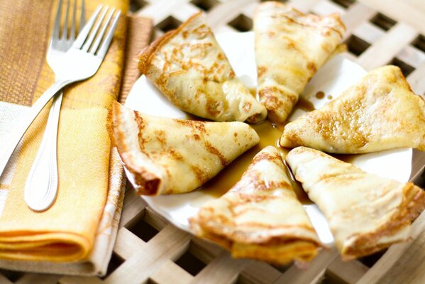 Assiette de crêpes roses avec sauce