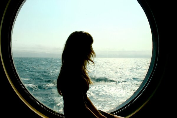 Chica mirando al mar