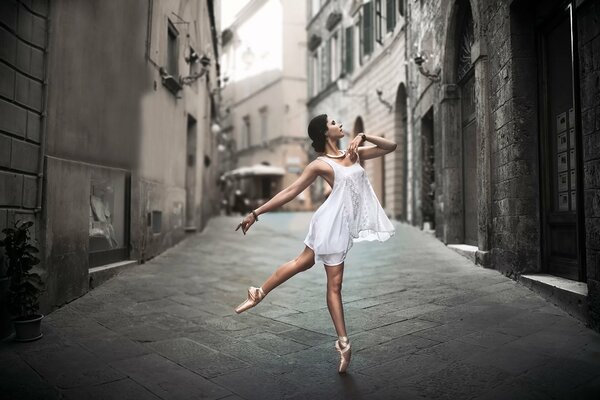 Dancing girl between the streets of the city