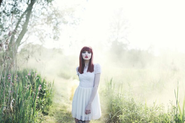Pelirroja chica en la niebla