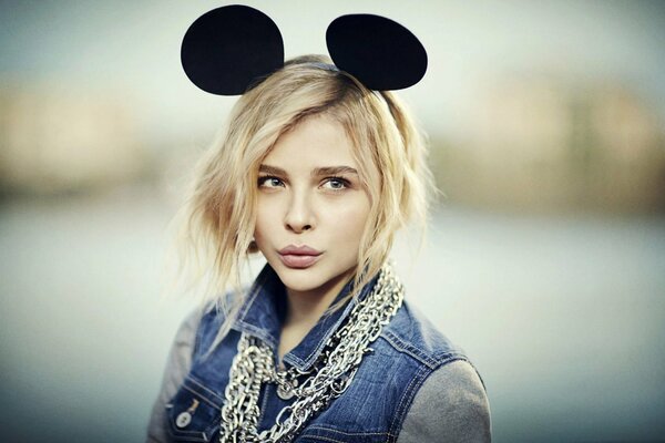 Chloe Moretz avec les oreilles de Mickey Mouse