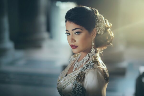 Retrato de una chica con maquillaje y joyas