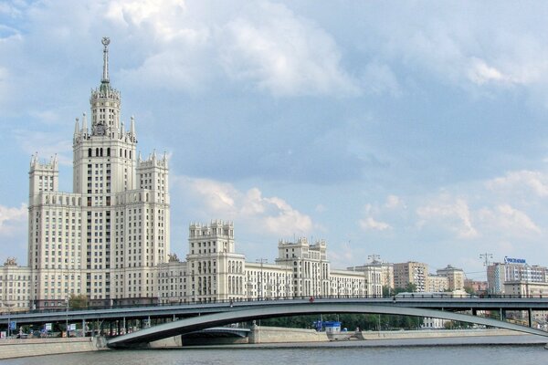 Puente en la capital de Rusia