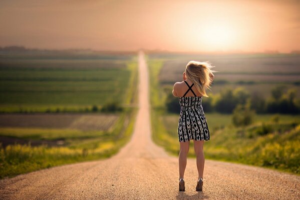 Ragazza da dietro sulla strada