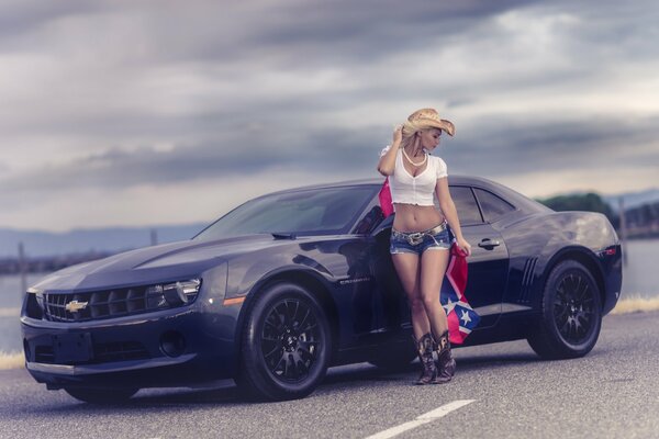 Chevrolet camaro. Chica en pantalones cortos