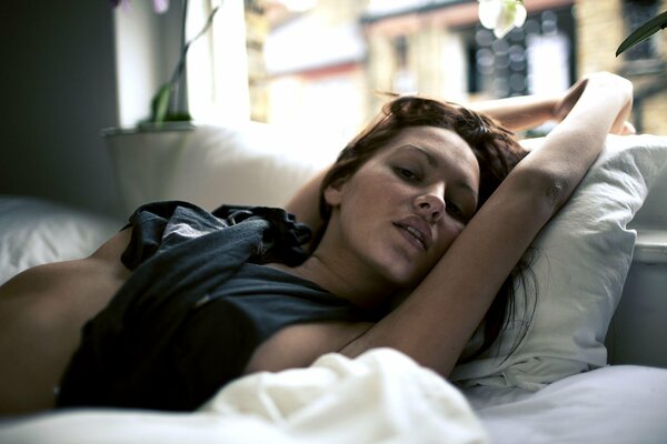 Leidenschaftliche Mädchen liegt auf dem Bett