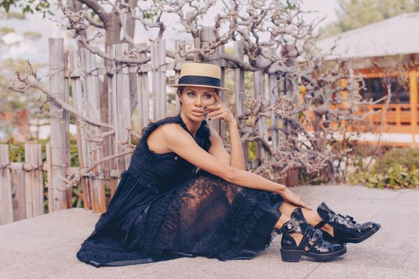 Fille dans une robe noire élégante