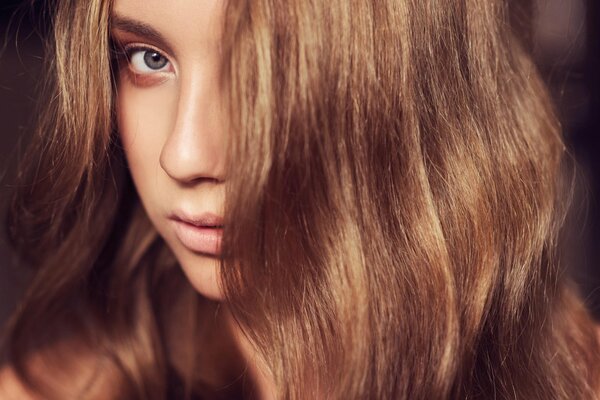 Rousse fille avec un regard ludique