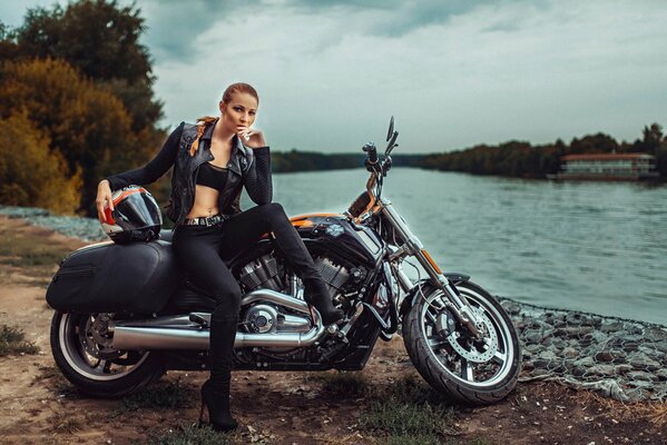 Russisches Mädchen auf einem harley davidson Motorrad