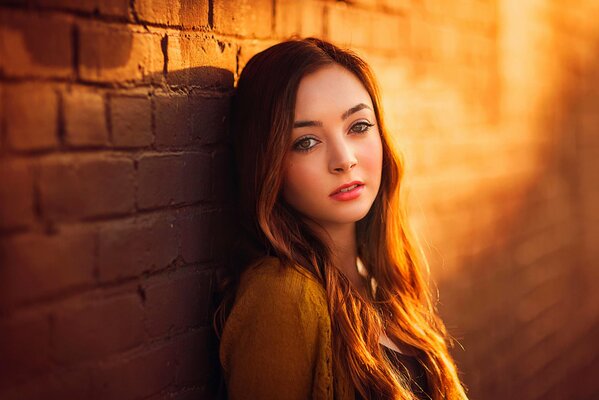 Portrait d une jeune fille avec un regard réfléchi au soleil