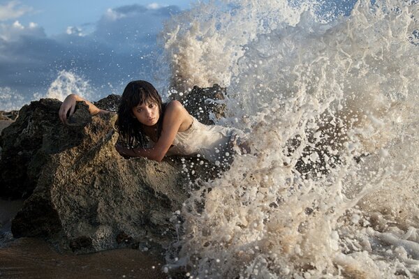 Fille sur fond de vagues éclaboussures