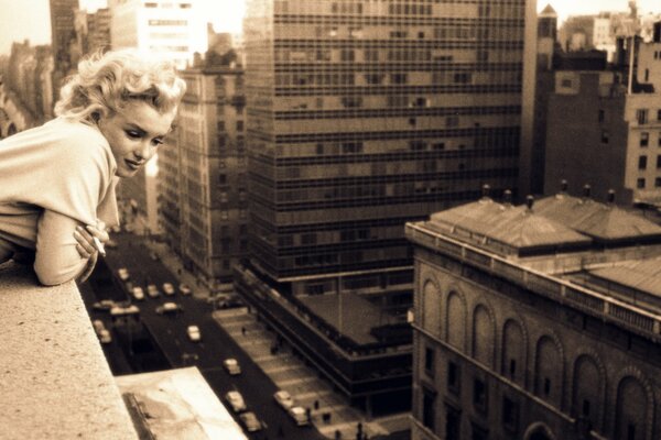 Marilyn Monroe patrzy z balkonu