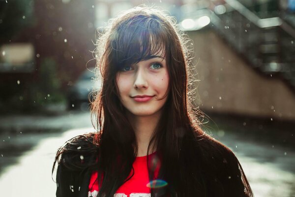 Belle fille debout sous la pluie