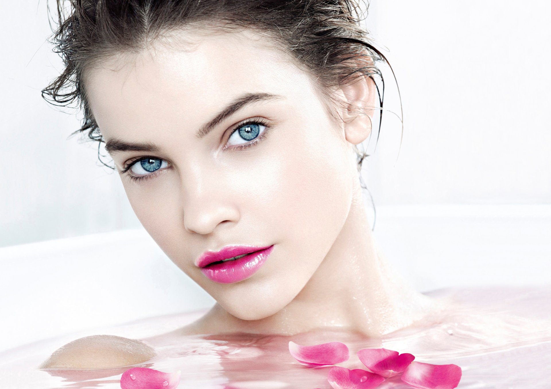 palvin barbara palvin chica modelo victoria secret angel pelo oscuro cara lápiz labial ojos azul pétalos rosa