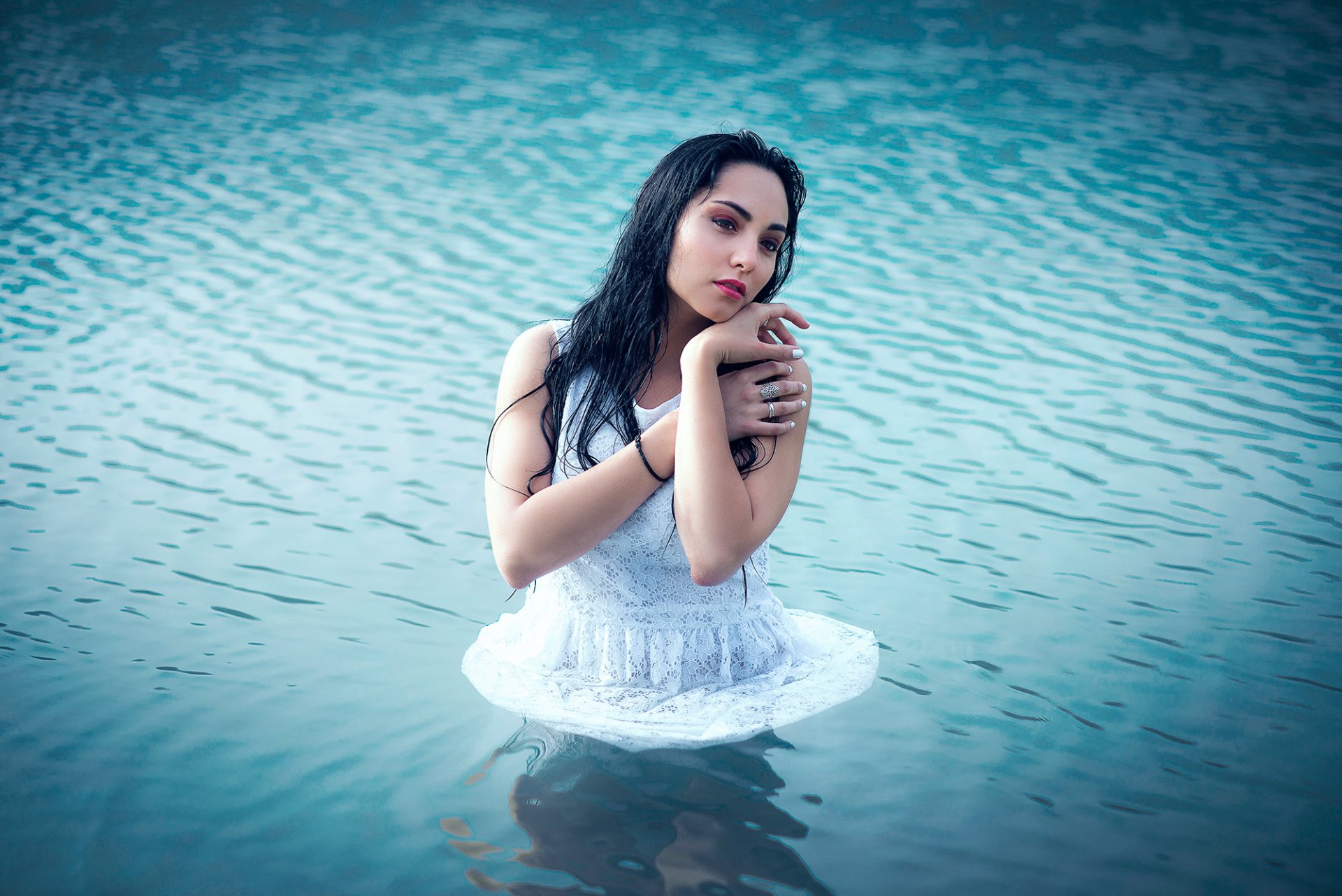 en el agua chica maquillaje vestido