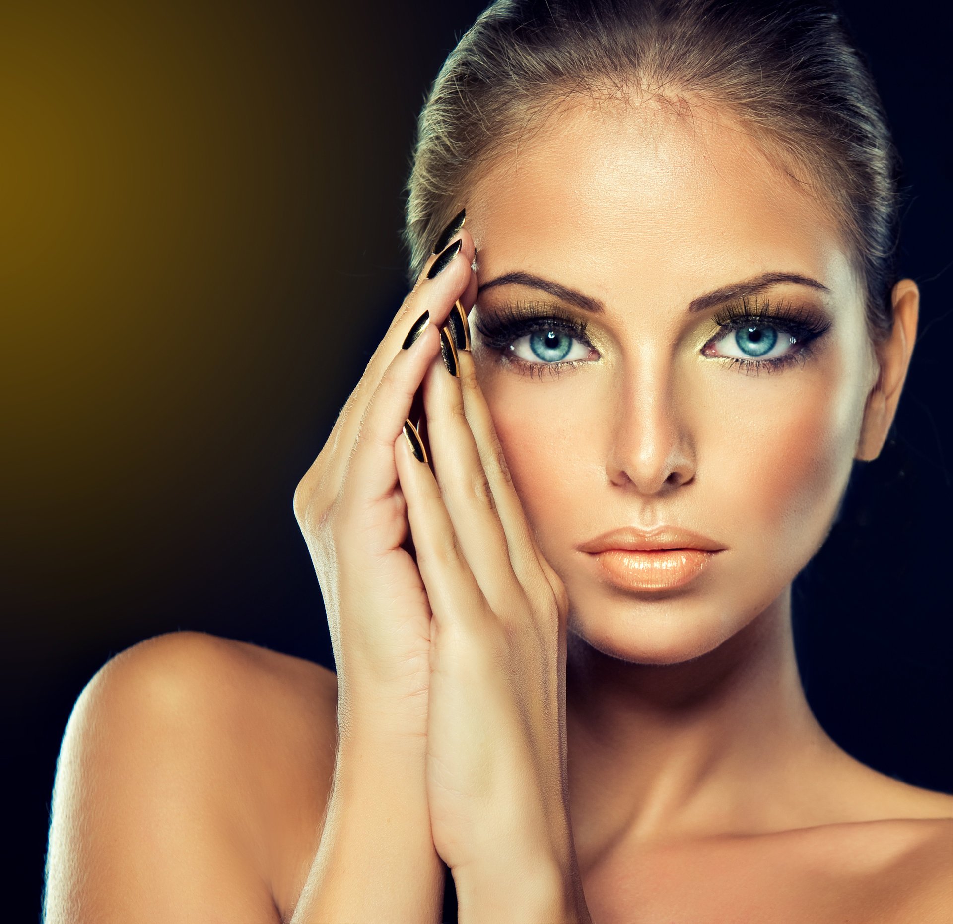 modèle femme fille visage yeux lèvres maquillage