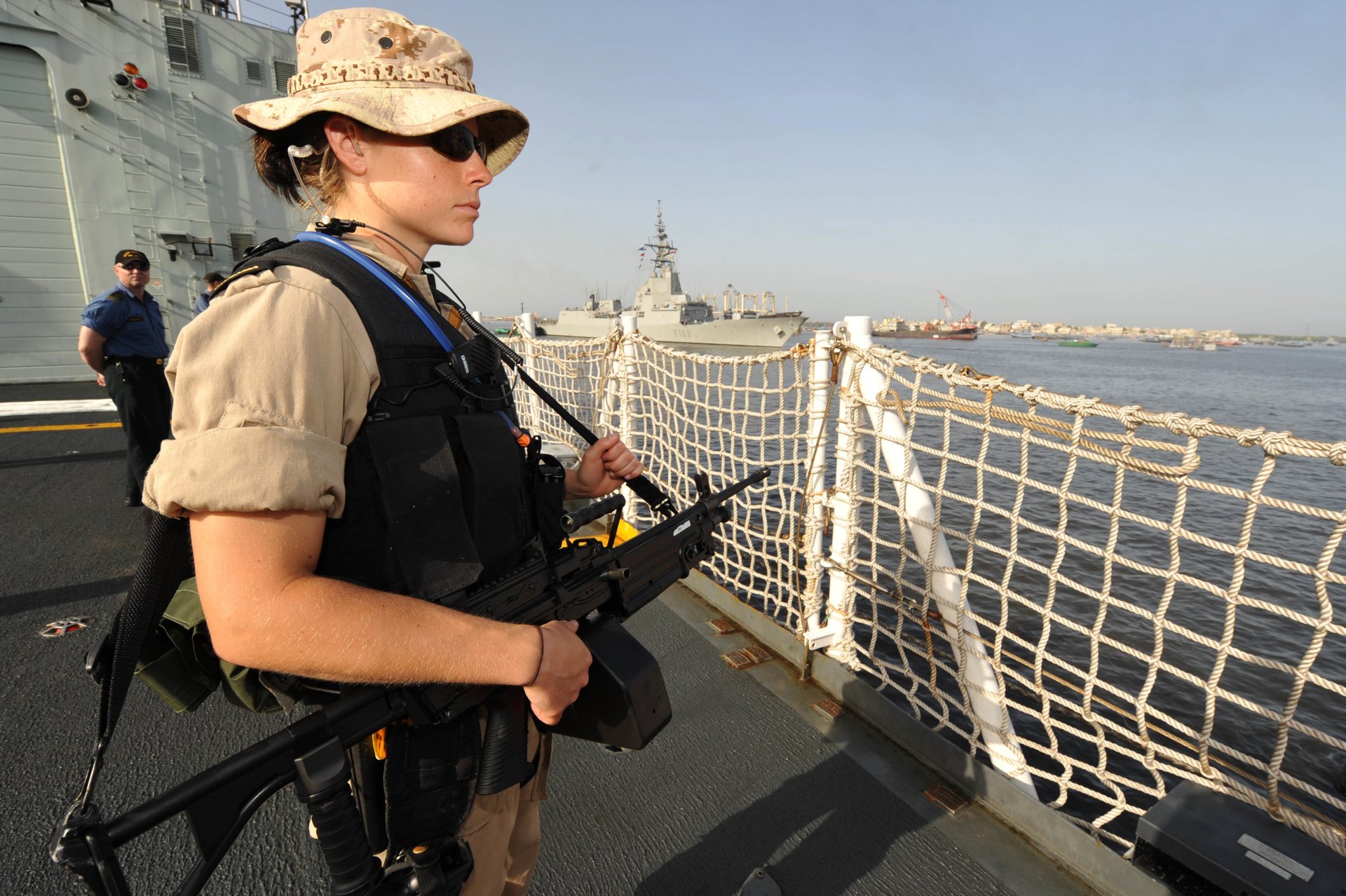 fille soldat arme équipement uniforme à bord navire